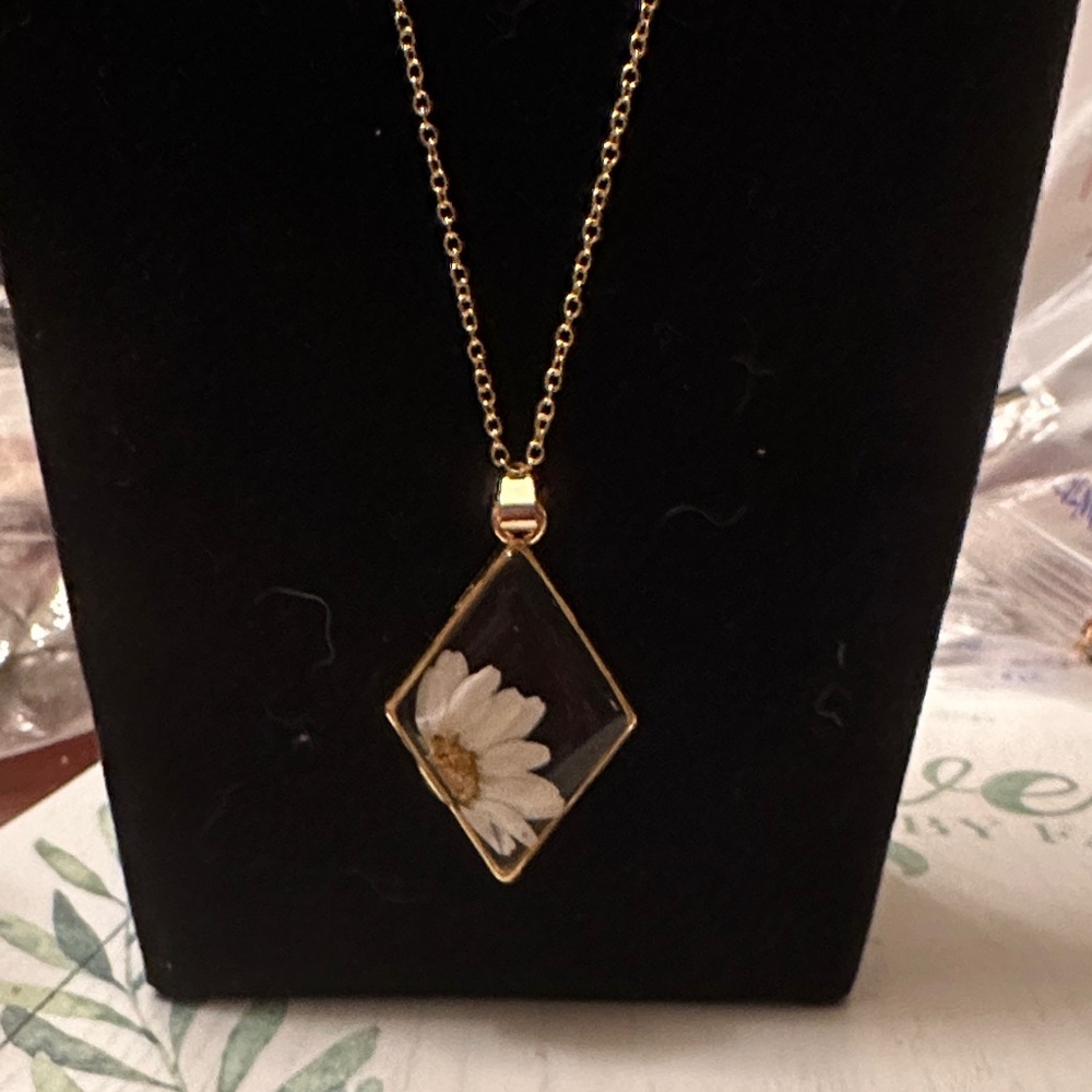 Artisan Gold Diamond-Shaped Daisy Necklace